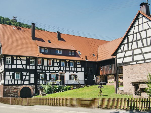 Anwesen Lustnauer mit Backhaus (rechts)